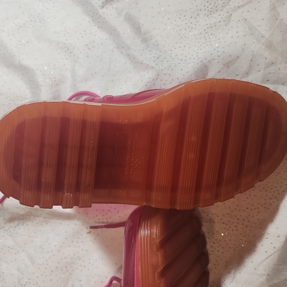 DONATING THIS WEEKEND IF NOT BOUGHT: Melissa boots size 7 for women - Picture 4 of 10